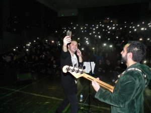 Avcılar’da Öğretmen Arkadaşları ve Öğrencileri ile Rock Grubu Kurdu