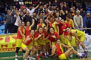 Edirnespor Bayan Basketbol takımı taraftarıyla güzel