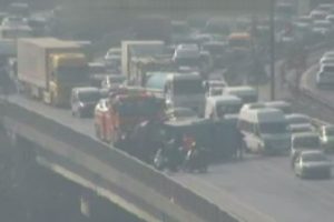 TEM’de cezaevi aracı yan yattı, trafik felç oldu