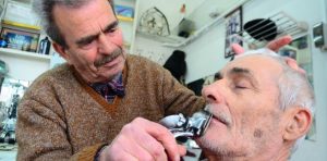 65 Yıldır Ilk Günkü Heyecanıyla Berberlik Yapıyor