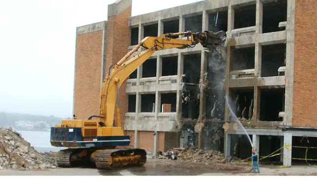 Başkan Akgün: “Ya Riskli Binaları Yıkacağız ya da Yüz Binlerce Mezar Kazacağız”