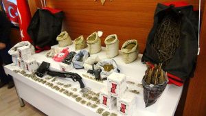 Çay Bardağında Uyuşturucu Ticaretine Polis Baskını