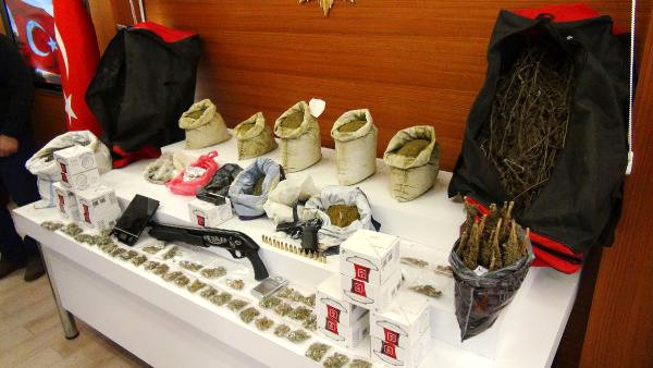 Çay Bardağında Uyuşturucu Ticaretine Polis Baskını