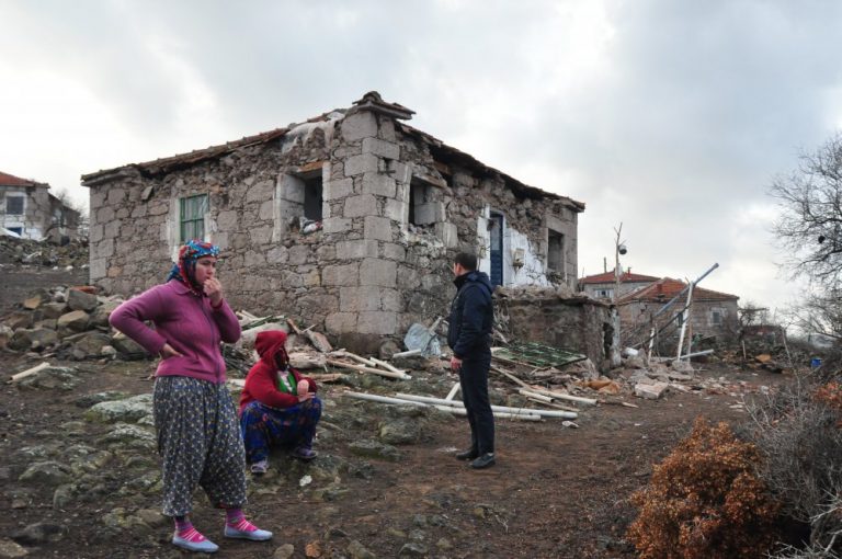 Çanakkale’de 5.3’lük deprem.. Evler Yıkıldı!