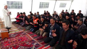 Depremzedeler Cuma Namazını Çadırda Kıldı