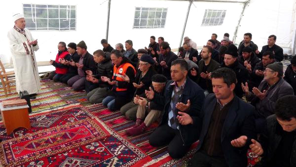 Depremzedeler Cuma Namazını Çadırda Kıldı