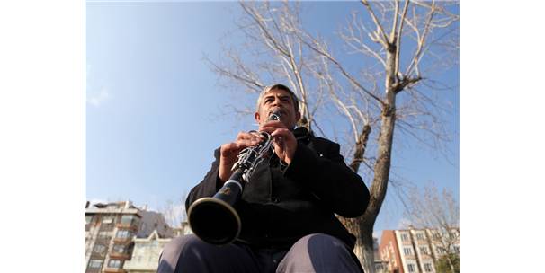 Nefesini “Ekmek Parasına” Üflüyor