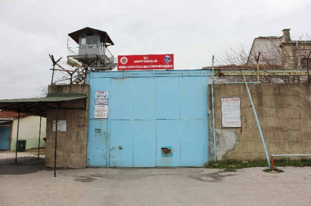 Firar Etmeye Çalışırken, Düşerek Yaralandı