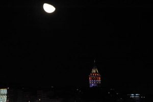 İstanbul’da Ay Karpostallık Görüntüler Oluşturdu