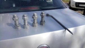 Kiraladıkları Otomobille Vidaları Çalıyorlardı