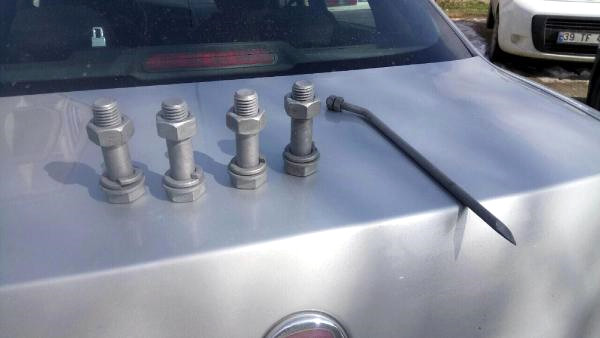 Kiraladıkları Otomobille Vidaları Çalıyorlardı