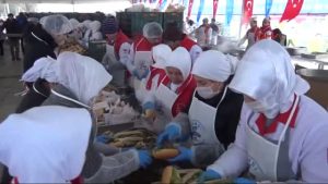 Küçükçekmece’deki Festivalde 2.5 Ton Hamsi Dağıtıldı