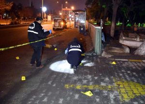 Mezarlıktan Otomobile Açılan Ateşte 1 Kişi Yaralandı