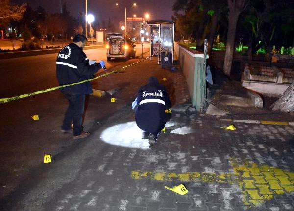 Mezarlıktan Otomobile Açılan Ateşte 1 Kişi Yaralandı