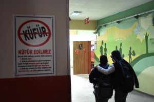 Okulda “Küfürsüz Hava Sahası” ihlal eden ceza alıyor