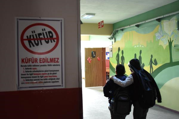 Okulda “Küfürsüz Hava Sahası” ihlal eden ceza alıyor