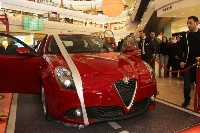 Eşine hediye almaya gitti, lüks araba kazandı