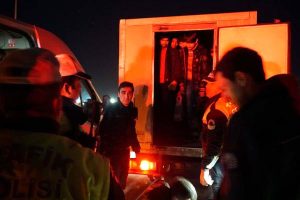 Çalıntı kamyonetten 25 kaçak çıktı