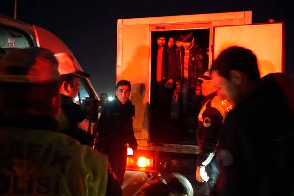 Çalıntı kamyonetten 25 kaçak çıktı