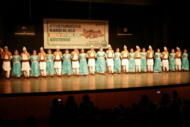 Çocuk ve Gençlerden Uyuşturucuya Karşı El Ele Halk Oyunu Gösterisi