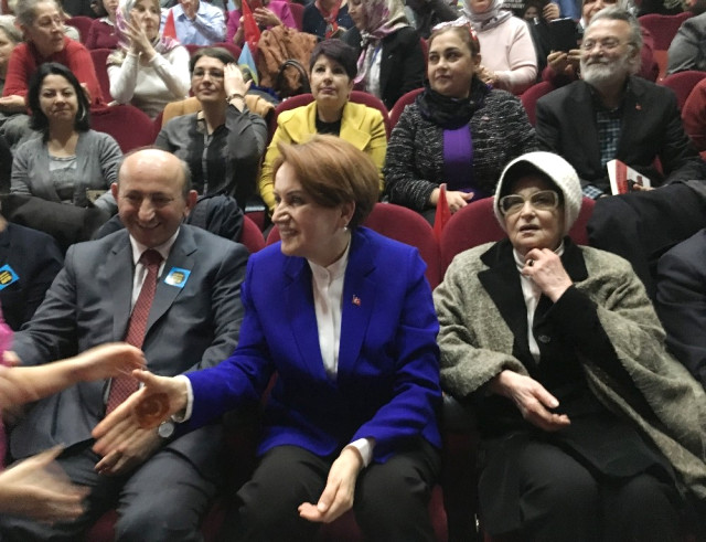 Vatandaşlar Sığmayınca Meral Akşener Dışarı Çıktı