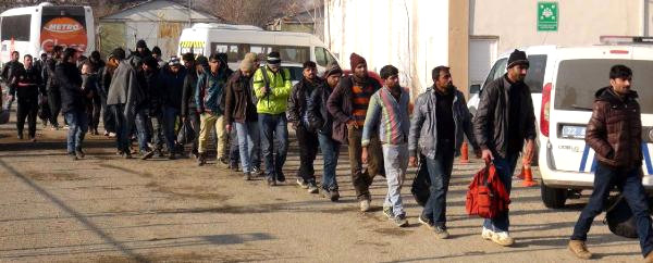 Yunanistan Göçmenleri Zorla Geri Gönderdi