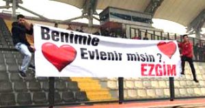 ‘Benimle evlenir misin Ezgim ?’
