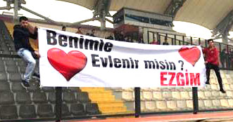 ‘Benimle evlenir misin Ezgim ?’