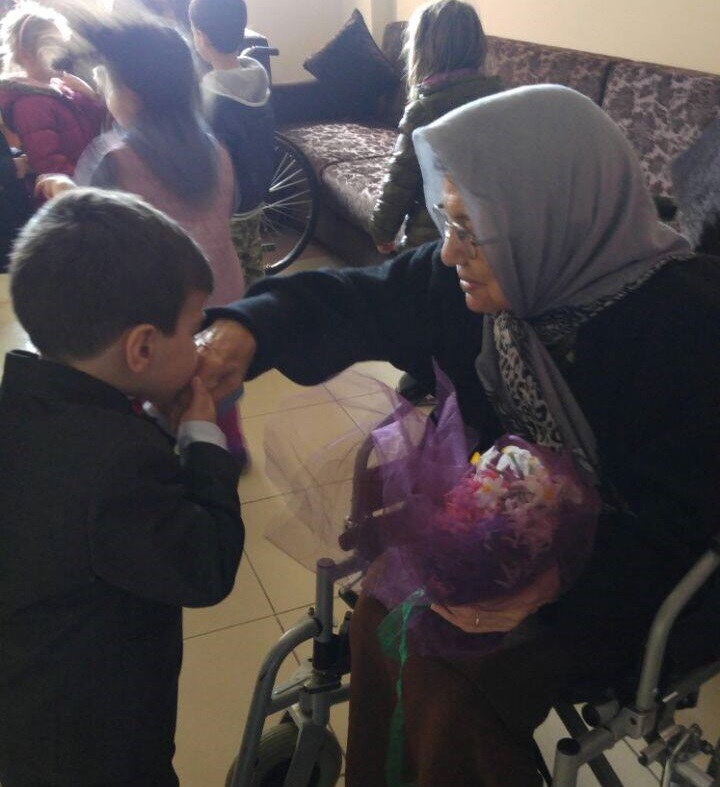 Arya’nın Minikleri Yaşlıları Unutmadı