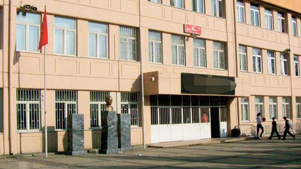 Ortaokul Öğrencisi Topu Vermeyen Arkadaşını Bıçakladı