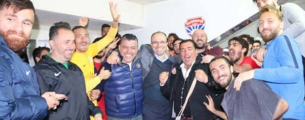 Soyunma Odasında Galibiyet Pozu