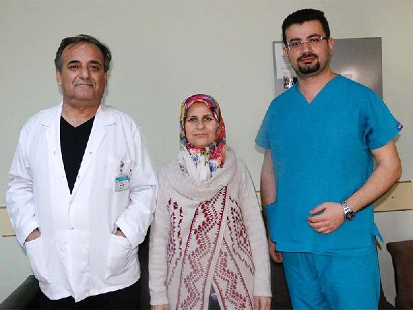 Akciğer ve Karaciğerinde Kist Olan Kadın Tedavi Edildi