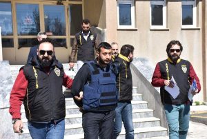 Aranan Şüpheli, Çöp Konteynerinin İçinde Yakalandı