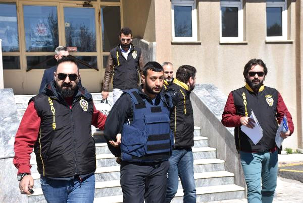 Aranan Şüpheli, Çöp Konteynerinin İçinde Yakalandı