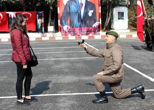 Asker Yemin Töreninde Süpriz Evlilik Teklifi