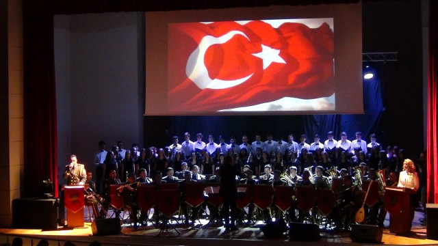 Çorlu’da Asker Çaldı Liseliler Seslendirdi