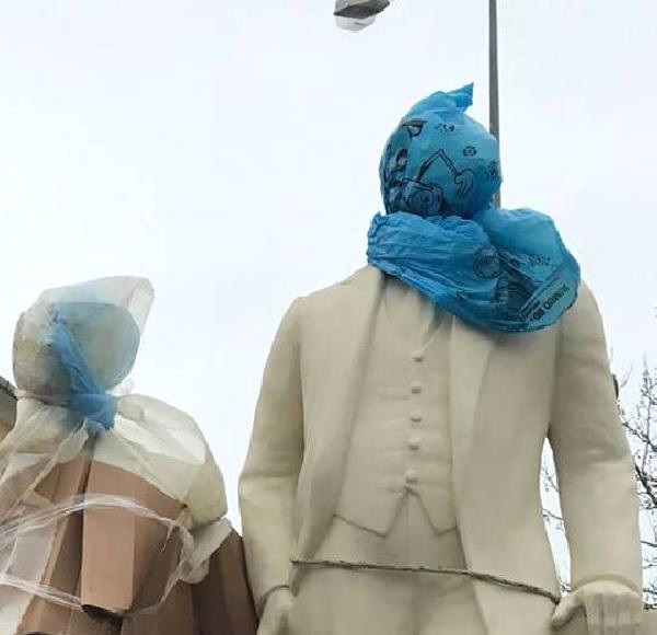 Atatürk’ün Heykeline Poşet Sarılmasına Tepki Yağdı