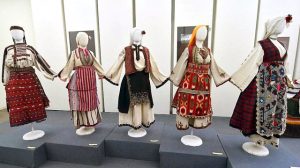 Balkan Giysilerini Kilise’de Sergiliyor