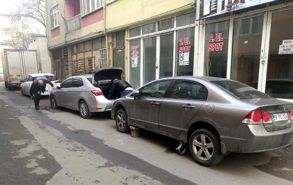Çorlu’da Park Halindeki 10 Aracın Lastikleri Kesildi