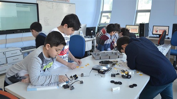 ”Dahi Çocuklar” Çocuk Üniversitesinde