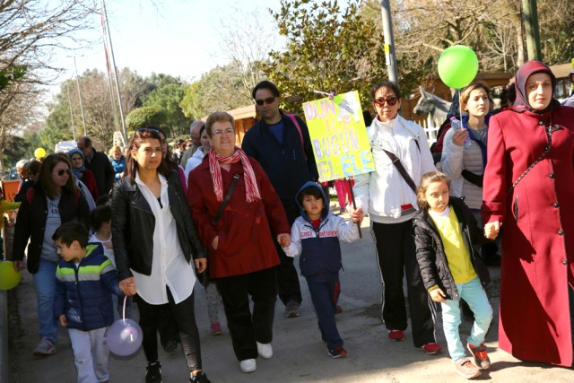 Dedeler ve Nineler Torunları ile Birlikte Yürüdü