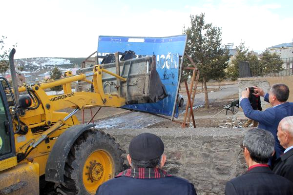Kadıoğlu’nun, Hanak’taki Tabelası Yıkıldı