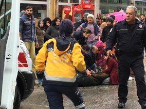 Eşiyle Tartışınca Seyir Halindeki Otomobilden Atladı