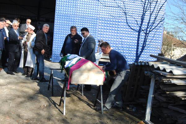 Özlem, Vasiyeti Üzerine ‘Beyaz Önlük’ ile Uğurlandı