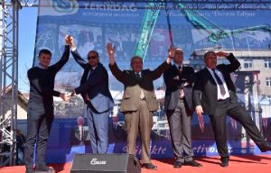 CHP Milletvekili ve Belediye Başkanları Sahnede ‘Ayır’ Yazdı