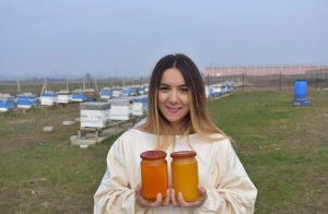 Üniversiteli Elif, Babasıyla Arıcılık Yapıyor