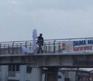 Üst Geçide Asılan ‘Hayır’ Pankartlarını Kesip Götürenler Görüntülendi