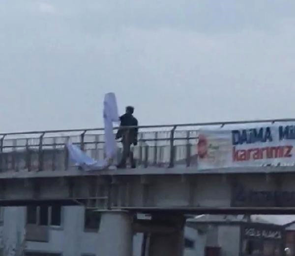 Üst Geçide Asılan ‘Hayır’ Pankartlarını Kesip Götürenler Görüntülendi