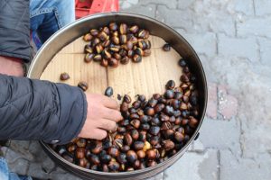 Yazın Mısır Kışın da Kestane Satarak Geçimini Sağlıyor