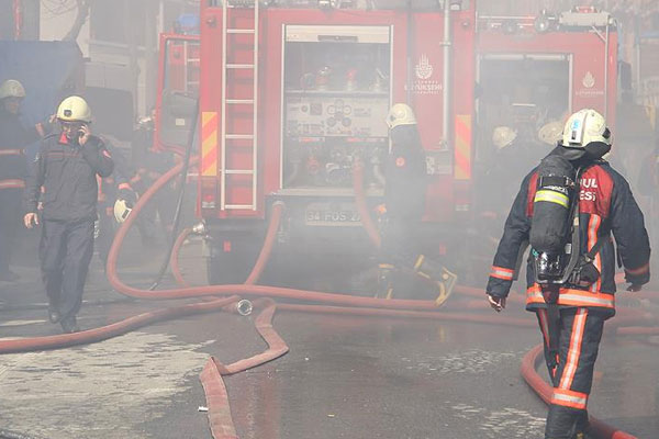 İstanbul’da alışveriş merkezinde yangın çıktı